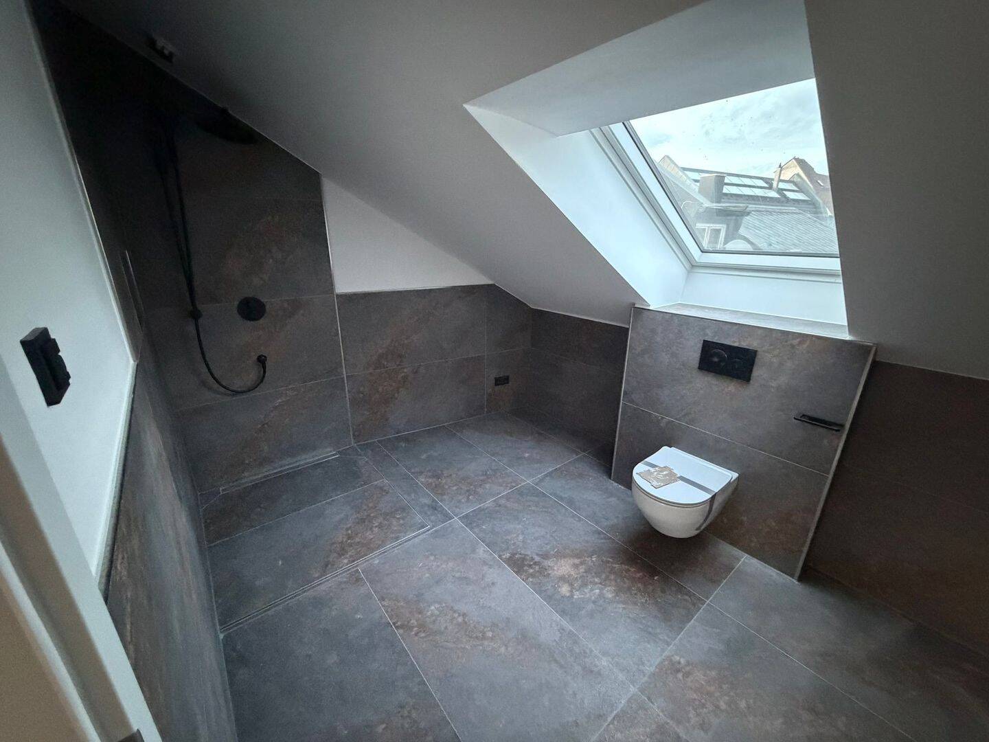 Hochwertig sanierte helle Altbau - Dachwohnung mit sonnigem Südbalkon, ab 1. April 2026 – Nürnberg – Vorschaubild 5
