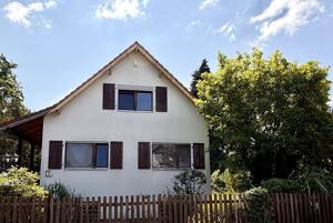 Freistehendes Einfamilienhaus mit Photovoltaikanlage auf sonnigem Grundstück in Berlin-Wittenau