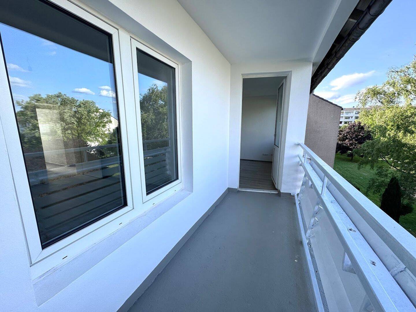 Für Sie  Renoviert  -  Tolle 2-Zimmer-Wohnung mit Loggia!
