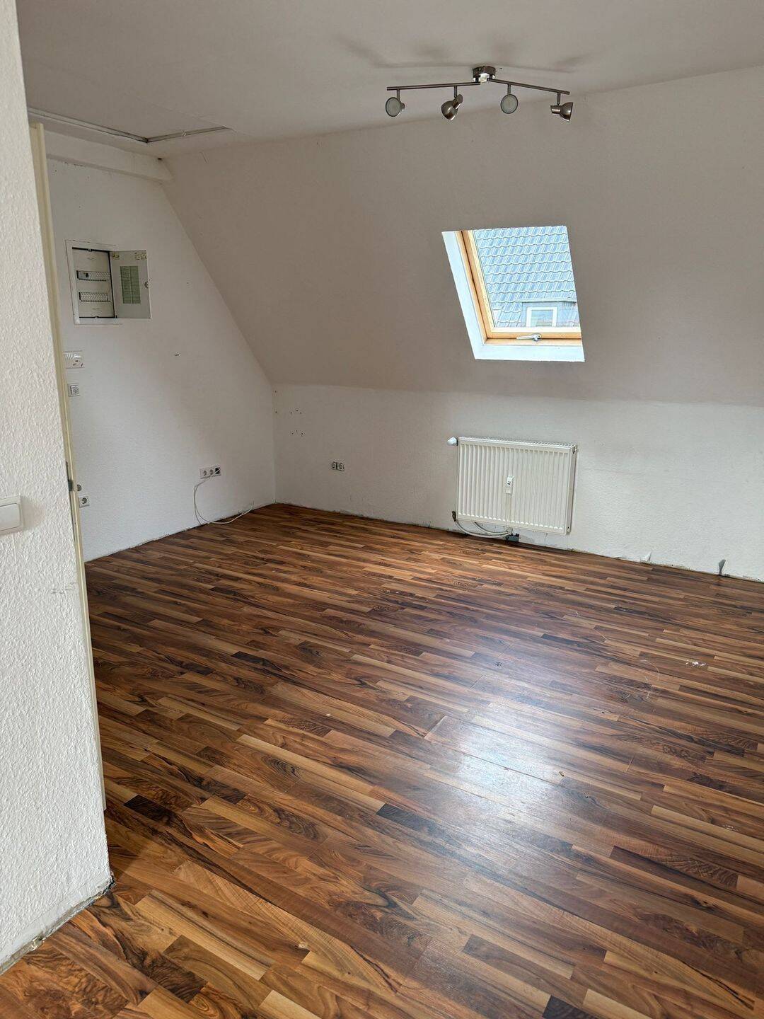 Hallo Charmante 3-Zimmer Dachgeschosswohnungmit großzügigem Wohnbereich