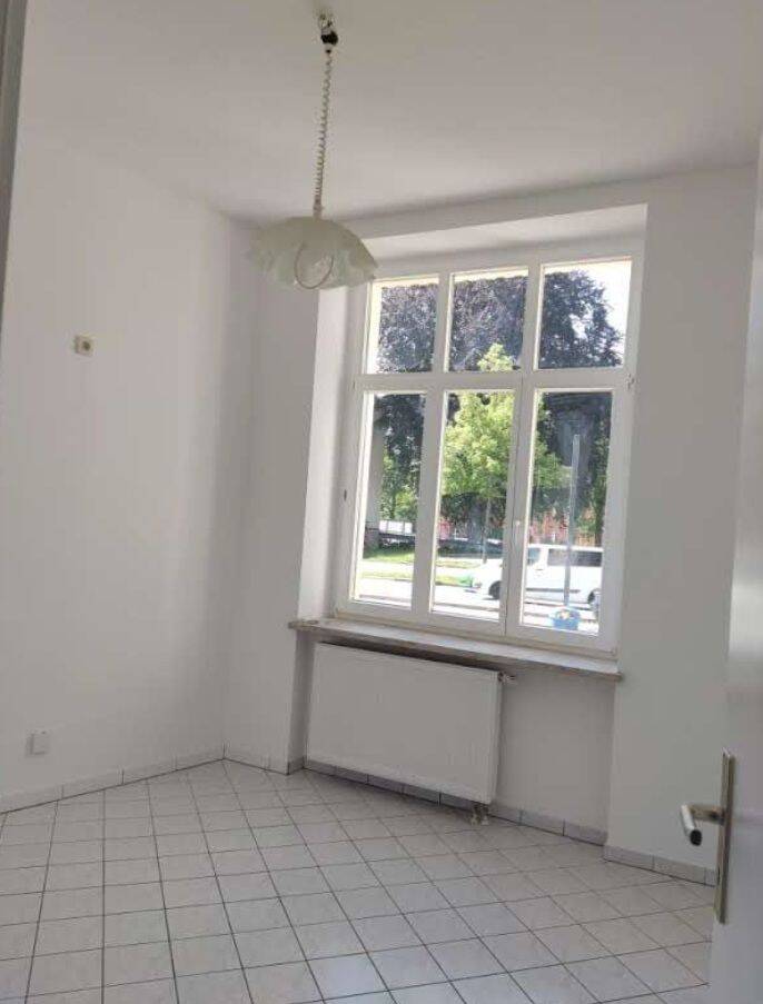 Neue Bodenbelag - Wohnräume zum Innenhog - Bad mit Wanne ! – Chemnitz – Vorschaubild 3