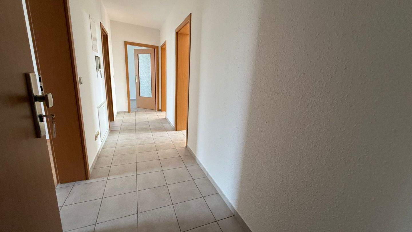Dachgeschoss + Fußbodenheizung + großer Balkon + Bad mit Fenster – Chemnitz – Vorschaubild 3