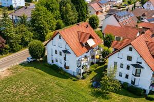Großzügig. Flexibel. Besonders. Zwei Wohneinheiten mit zwei Balkonen und vier Stellplätzen – 78259 Mühlhausen-Ehingen – Vorschaubild 1