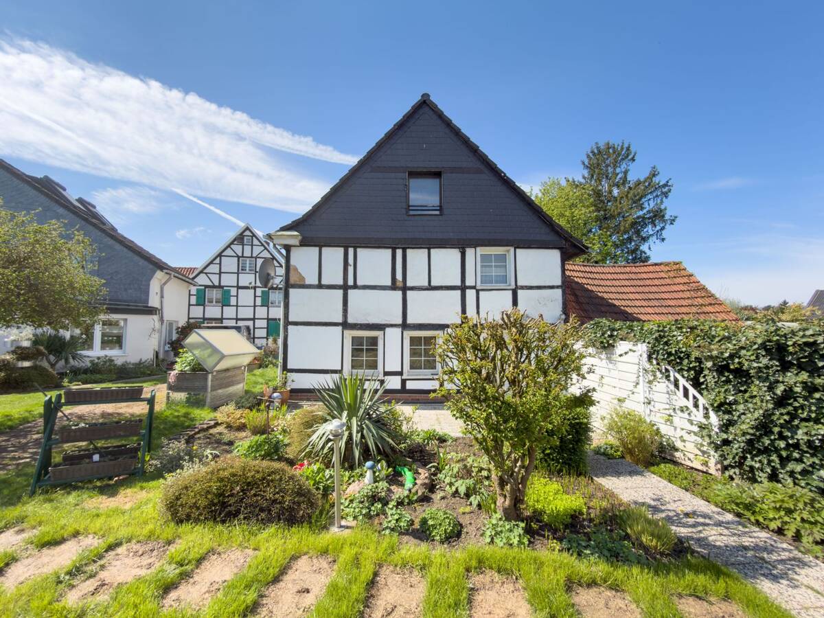 Für Liebhaber historischer Bausubstanz -Doppelhaushälfte- Denkmalgeschützt in Leverkusen Bergisch-Neukirchen – 51381 Leverkusen – Bild 1 von 9