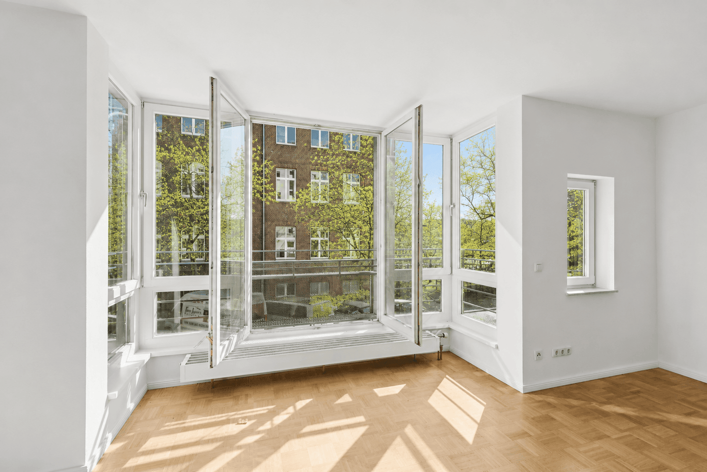 Bezugsfreie und renovierte Wohnung mit Balkon - unkompliziert zur 3-Zimmer-Wohnung umbaubar – Berlin – Vorschaubild 3