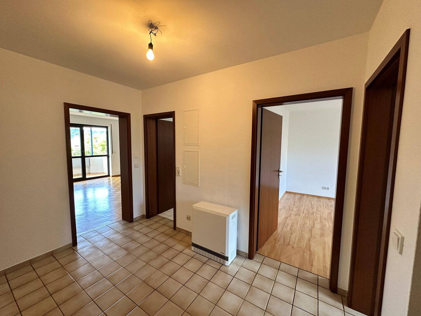 Hübsche 3 Zimmer Wohnung mit Balkon, Tiefgaragenstellplatz und Einbauküche