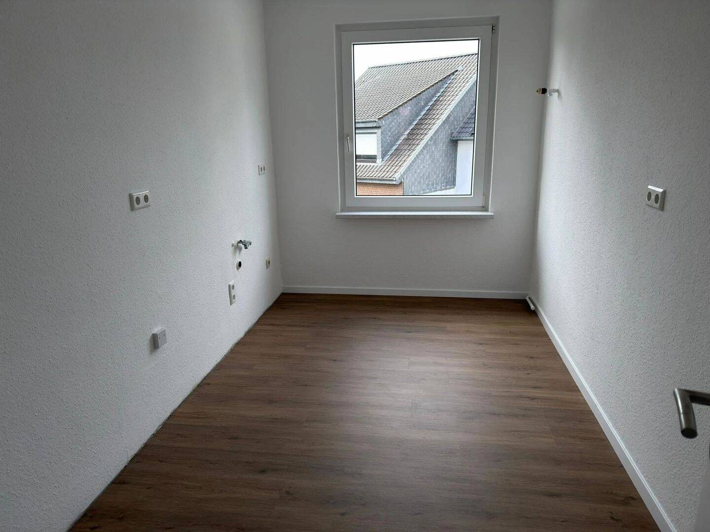 UMFANGREICH RENOVIERT! _ 3-RAUM-WOHNUNG MIT WANNENBAD, GÄSTE-WC UND BALKON IM DUISBURGER-SÜDEN! – Duisburg – Vorschaubild 5