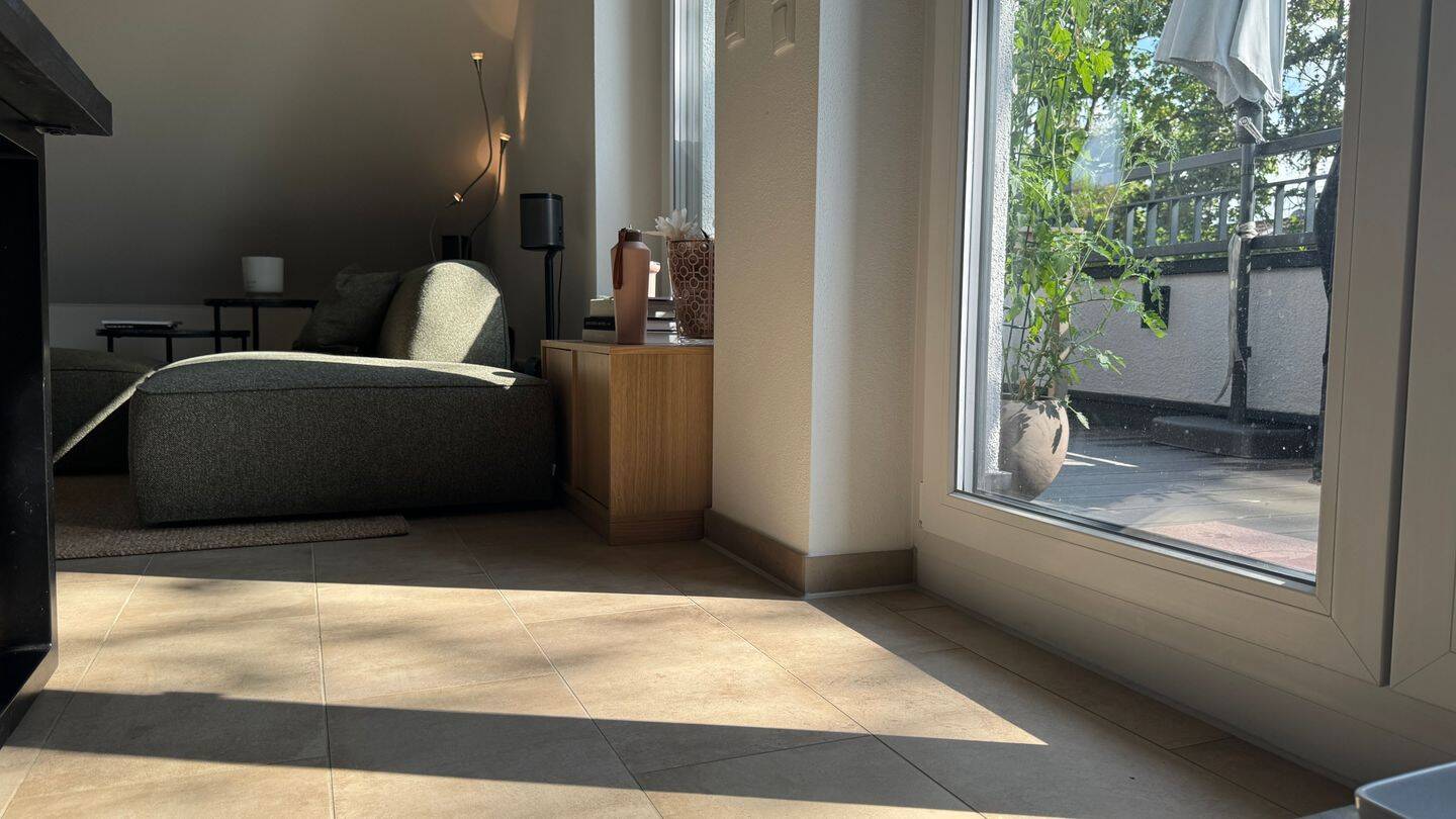 Lichtdurchflutete Dachgeschosswohnung mit sonniger Dachterrasse – München – Vorschaubild 5