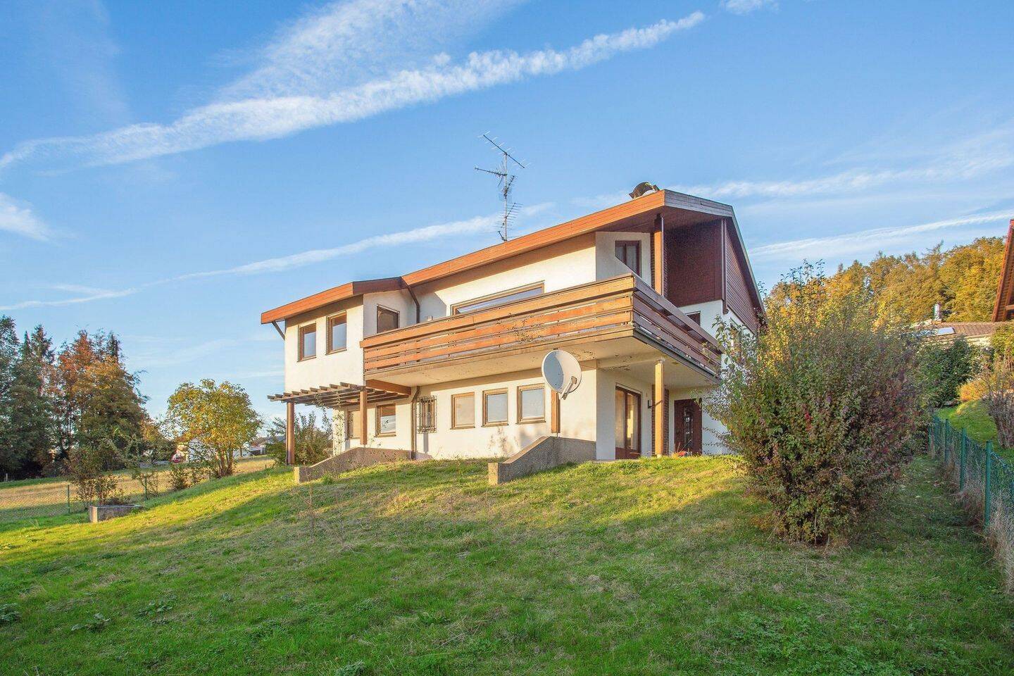 TOP ANGEBOT: EINFAMILIENHAUS MIT EINLIEGERWOHNUNG UND GARAGE IN AUSSICHTSLAGE – Bad Griesbach im Rottal – Bild 1 von 4