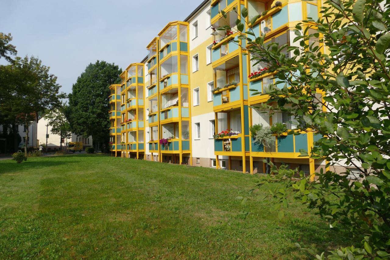 Mitten im Geschehen... 2-Zimmer-Wohnung mit verglastem Balkon
