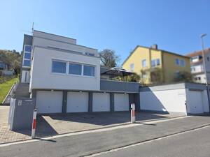Ruhig gelegene 3-Zi-Wohnung im obersten Geschoss mit EBK, Balkon & Gartennutzung, Garage optional – 97082 Würzburg – Vorschaubild 2