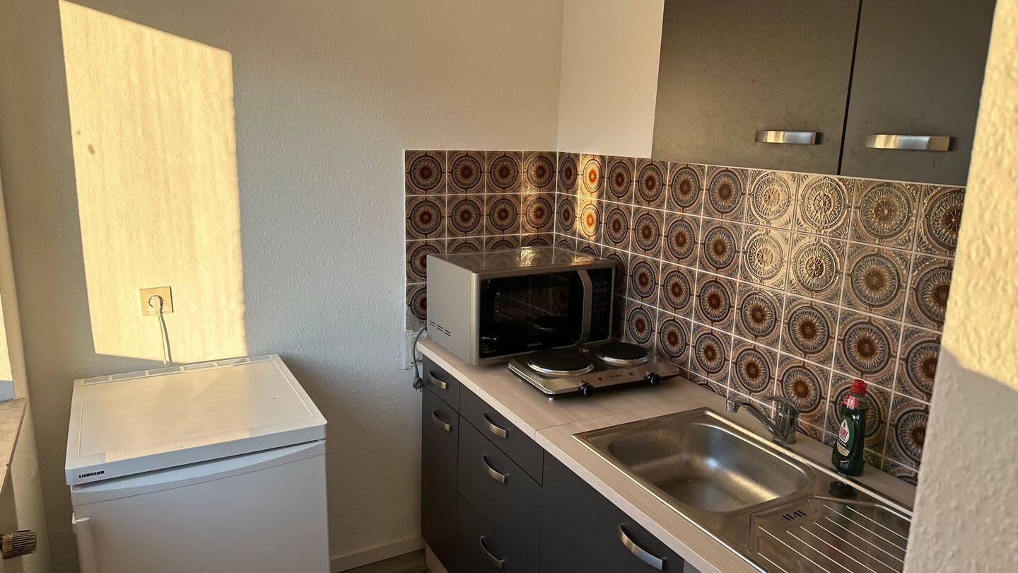 Helle, renovierte und möblierte 1-Zimmer Wohnung mit großem Balkon und eigenem Parkplatz – Stuttgart – Vorschaubild 5