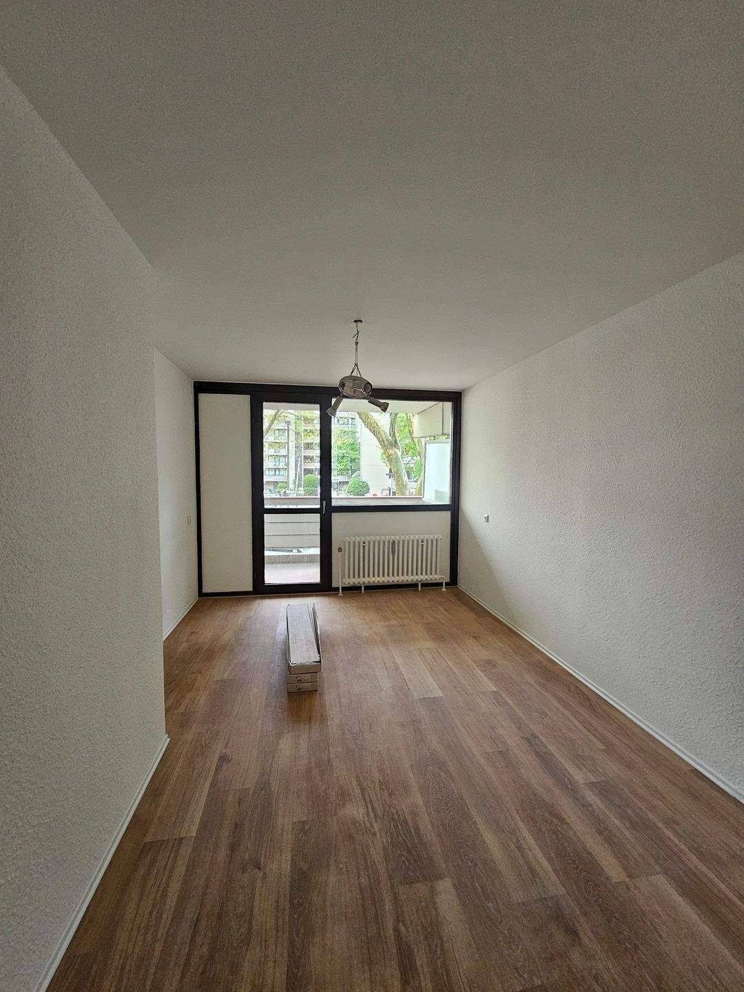 Kölner Westen - renovierte 2 Zimmer Eigentumswohnung inkl. Aufzug, Balkon und PKW Tiefgaragenstellplatz ab sofort zum Kauf – Köln – Vorschaubild 3