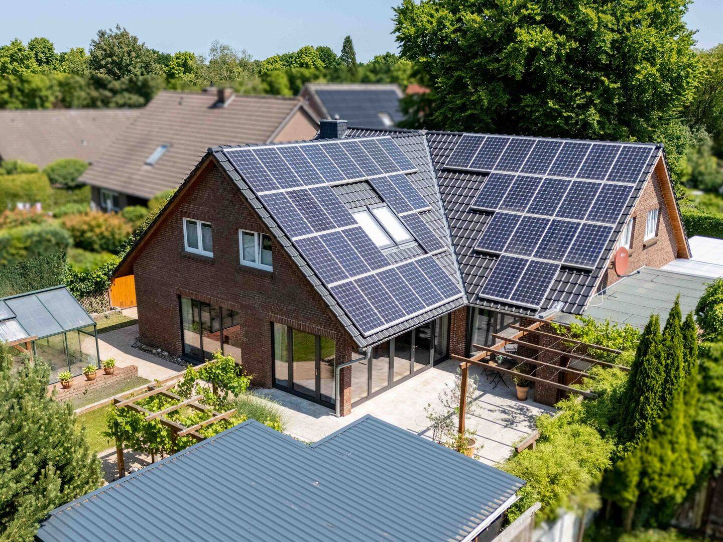 Exklusives Einfamilienhaus mit Studio, Sauna und traumhaftem Garten – Aurich – Bild 1 von 7