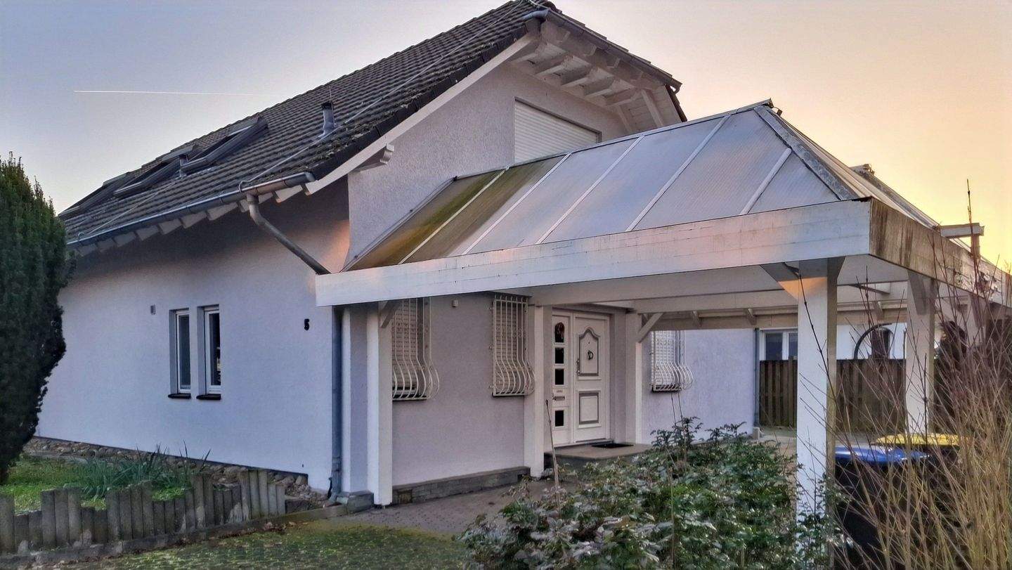 Ein Zuhause zum Großwerden - Freistehendes Einfamilienhaus mit Garten und Wohlfühlfaktor in gesuchter Ortsrandlage – Niddatal – Bild 1 von 9