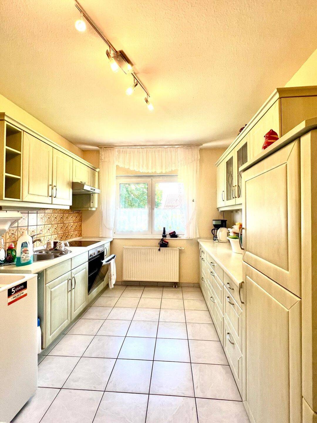 Gepflegtes Einfamilienhaus mit Terrasse, Doppelgarage und 700 M² wunderschönem Grundstück in Vacha-Oberzella – Vacha – Vorschaubild 4
