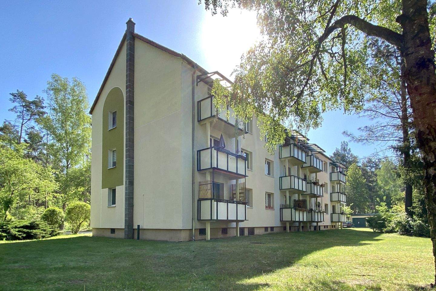 Helle Balkonwohnung in idyllischer Lage - vermietete Kapitalanlage nahe Berlin