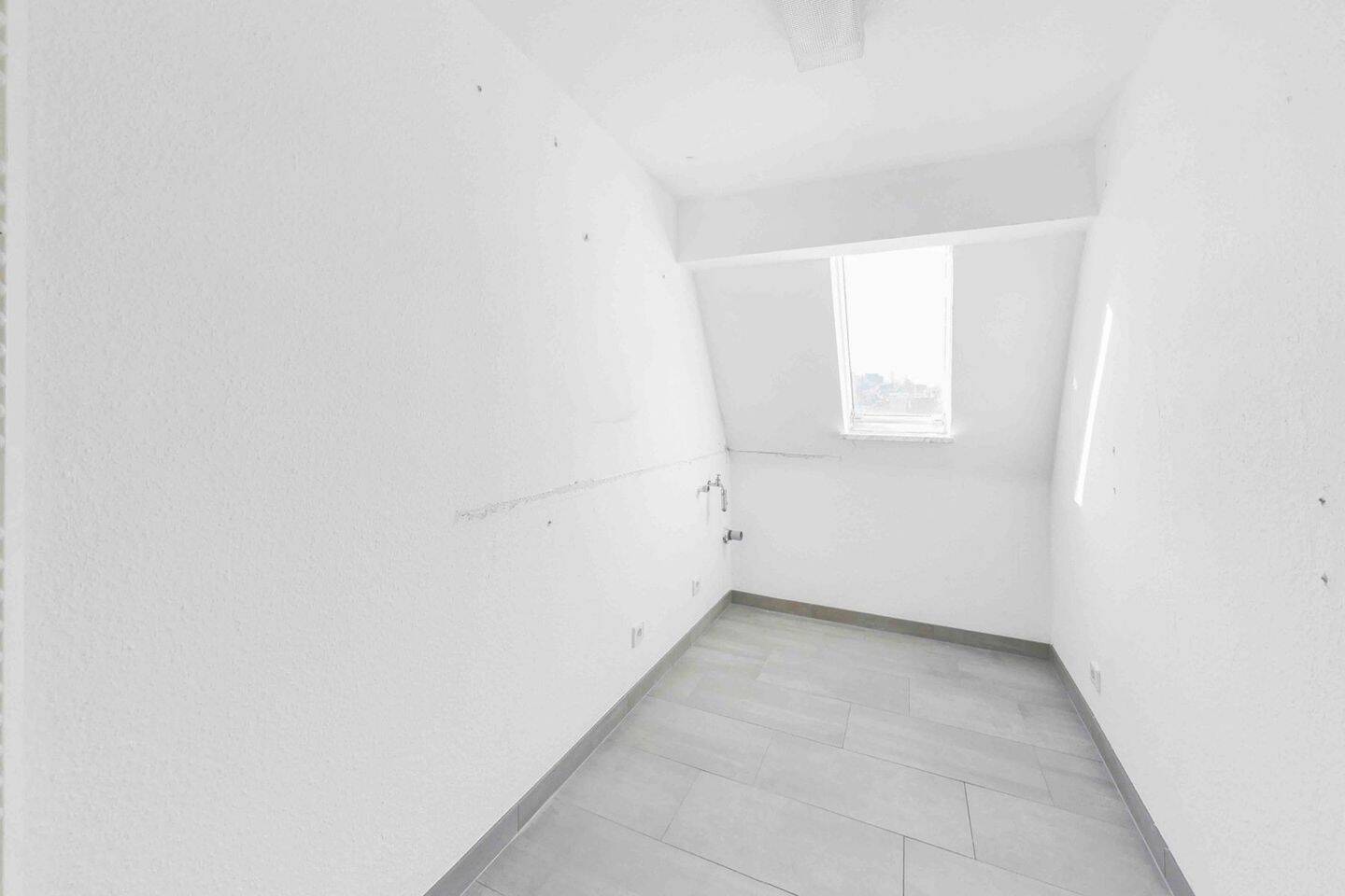 Stilvolle 3,5-Zimmer-DG-Wohnung mit Sauna, Kamin und Stellplatz in zentraler Stuttgarter Lage – Stuttgart – Vorschaubild 8