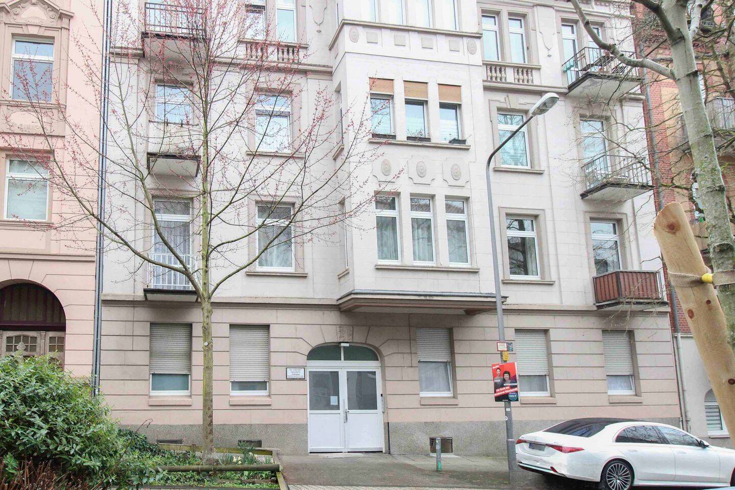 Charmante Altbauperle in zentraler Lage von Wiesbaden - 2 Zimmer ETW mit 2 Balkonen – Wiesbaden – Bild 1 von 5