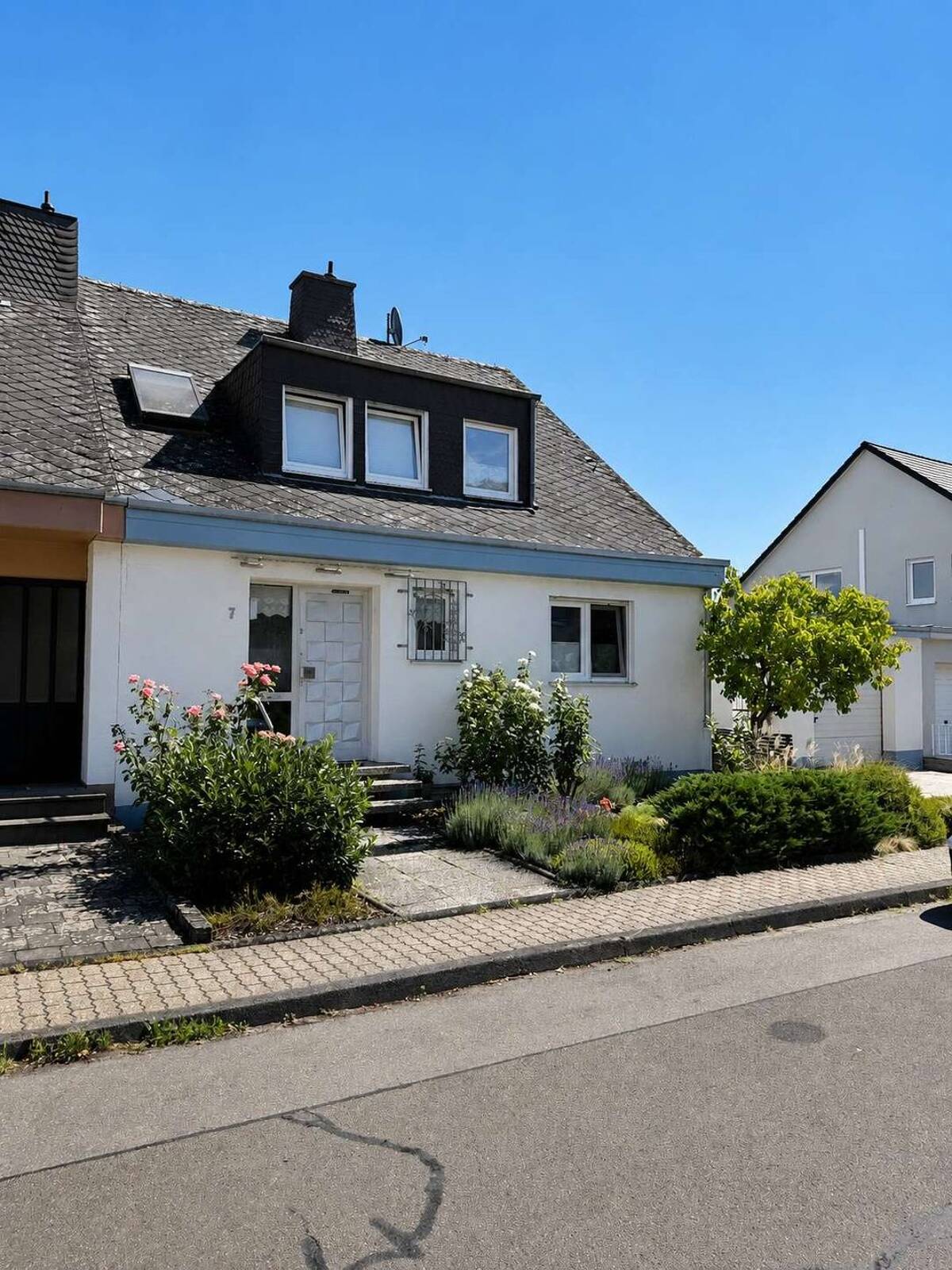 Viel Platz zum Leben - Einfamilienhaus mit großem Garten, Garage und Balkon in Koblenz-Metternich – 56072 Koblenz – Bild 1 von 9