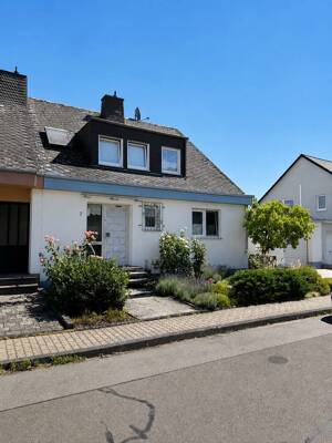 Viel Platz zum Leben - Einfamilienhaus mit großem Garten, Garage und Balkon in Koblenz-Metternich