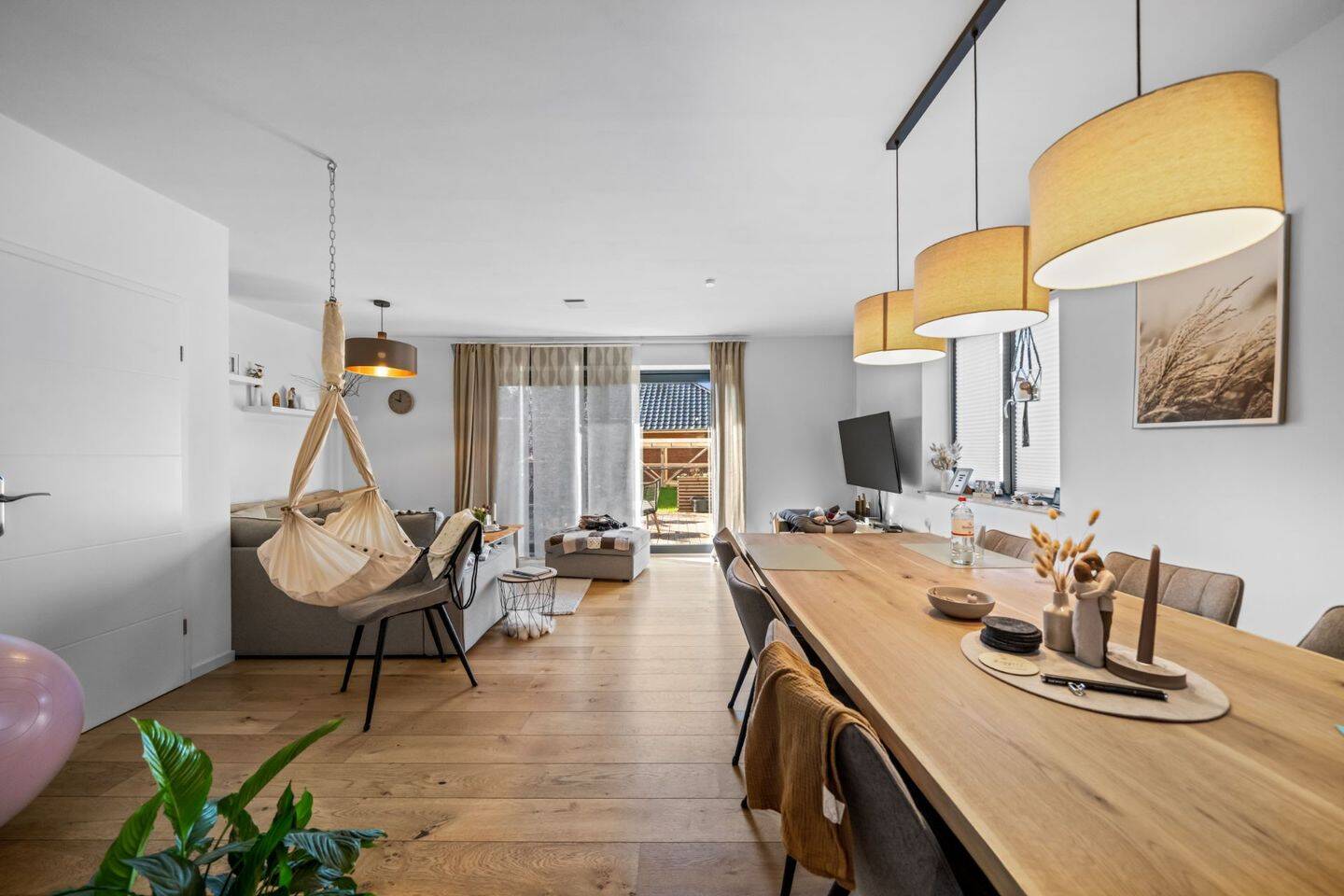 Top Investment: Neuwertiges 5-Parteienhaus (KfW-55) mit starker Rendite