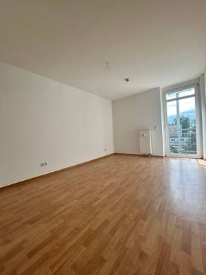 Balkon und Tageslichtbad mit Dusche – 39112 Magdeburg – Vorschaubild 3