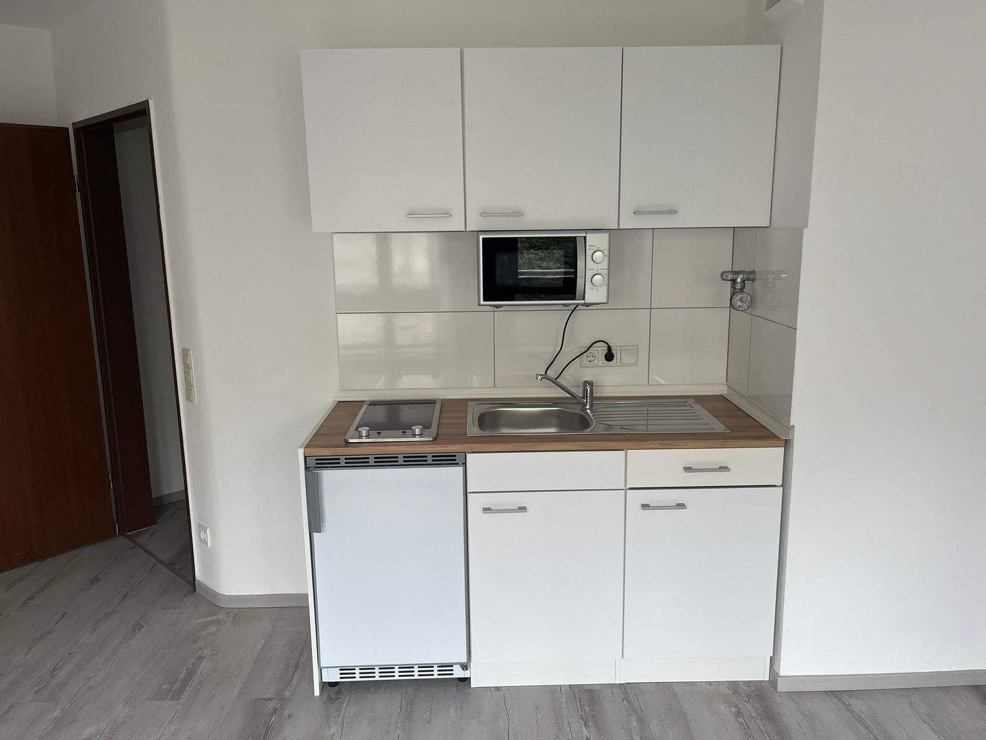 Gemütliche und helle 1 Zimmer-Wohnung zum Innenhof ausgerichtet, mit neuer Küchenzeile, modernem Duschbad, 2. OG - Nähe Nordklinikum – Nürnberg – Vorschaubild 4
