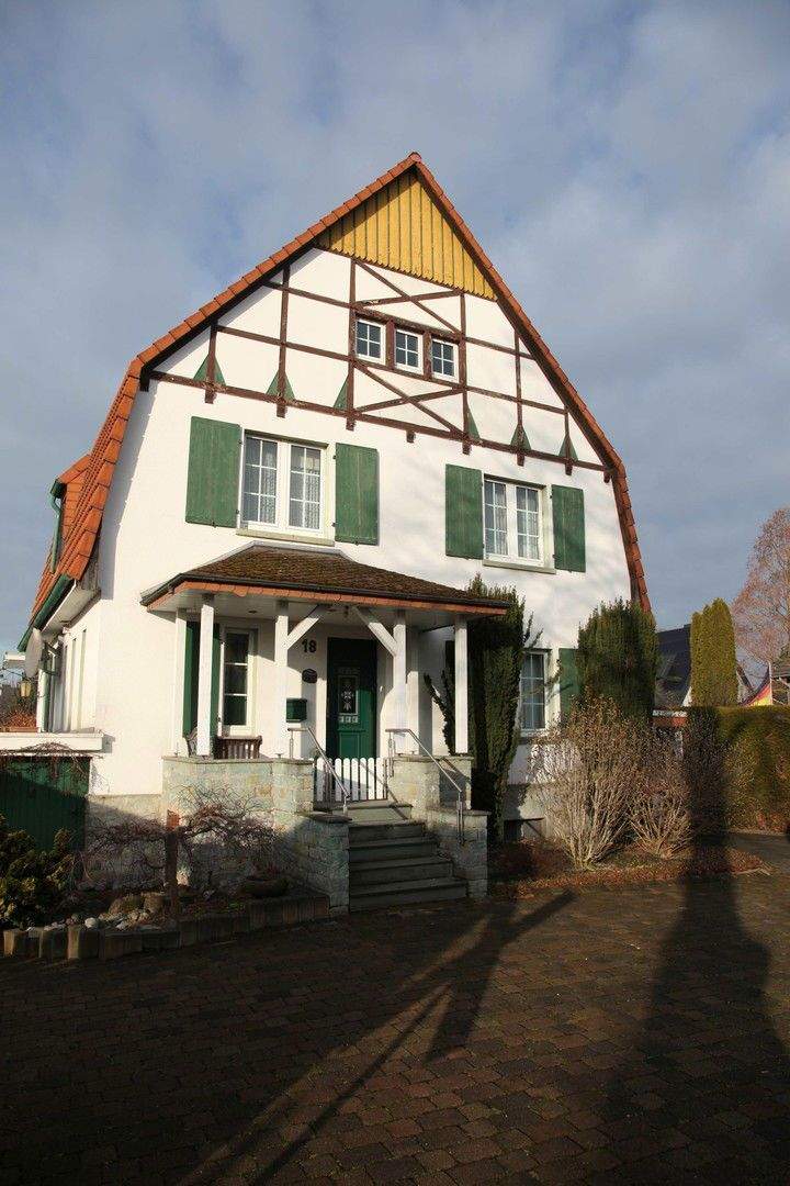 Wohnhaus auf großem Grundstück mit Garage und Carports – Erwitte – Bild 1 von 9