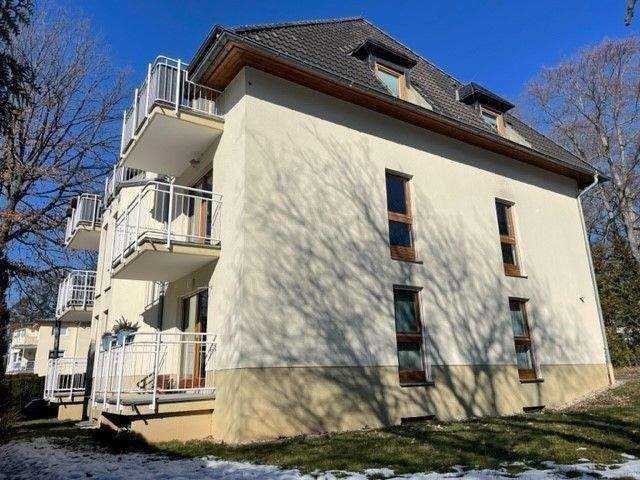 GERÄUMIGE WOHNUNG MIT BALKON, EBK UND CARPORT IM SCHÖNEN RABENSTEIN – Chemnitz – Bild 1 von 3