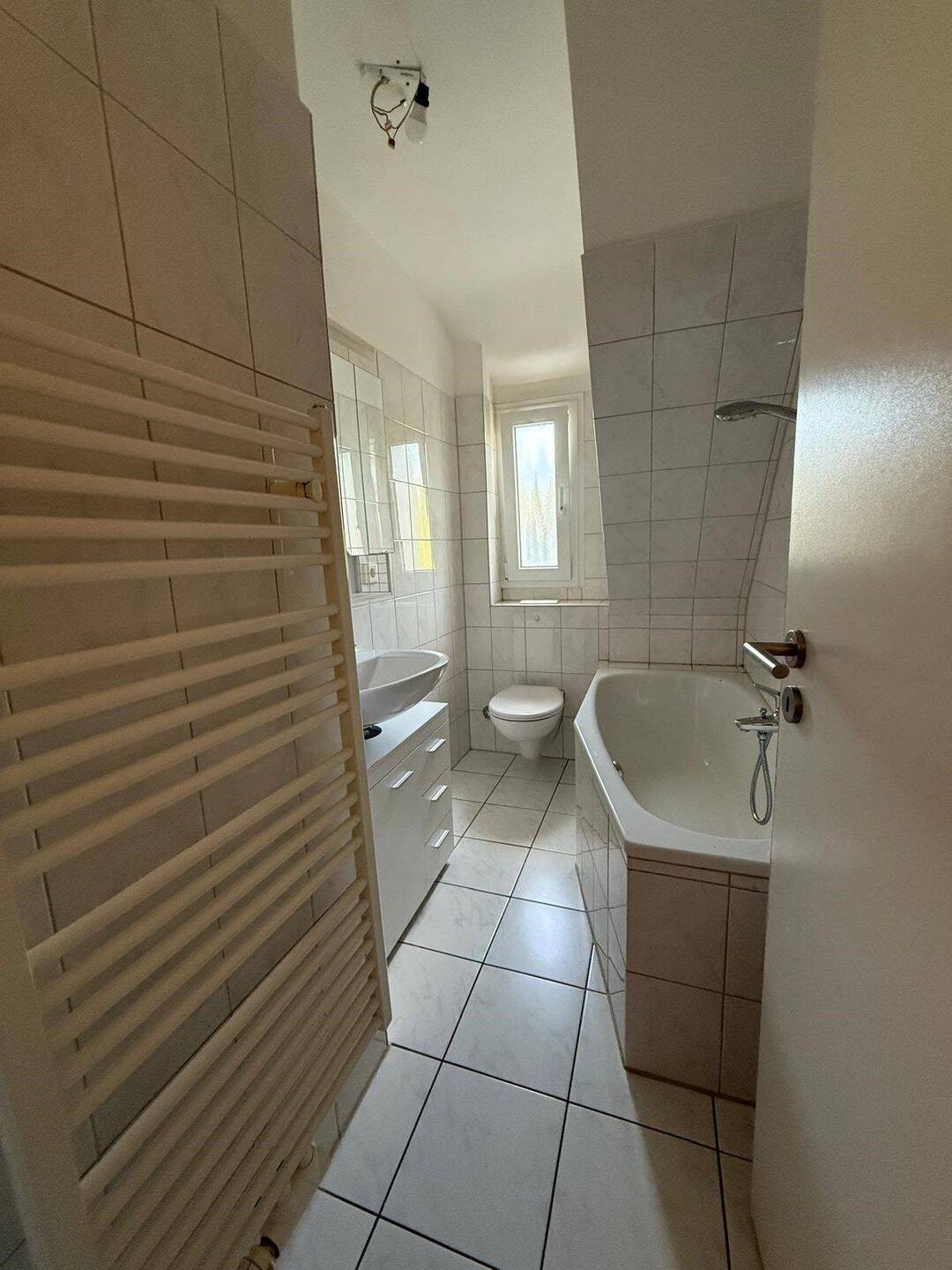 Helle 3-Zimmer-Dachgeschosswohnung mit, Badewanne & optionaler EBK in Wuppertal-Barmen – Wuppertal – Vorschaubild 8