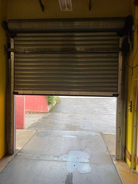 ** Zentrale Rampenhalle, Logistikfläche mit Bürogebäude in BAB-Nähe **