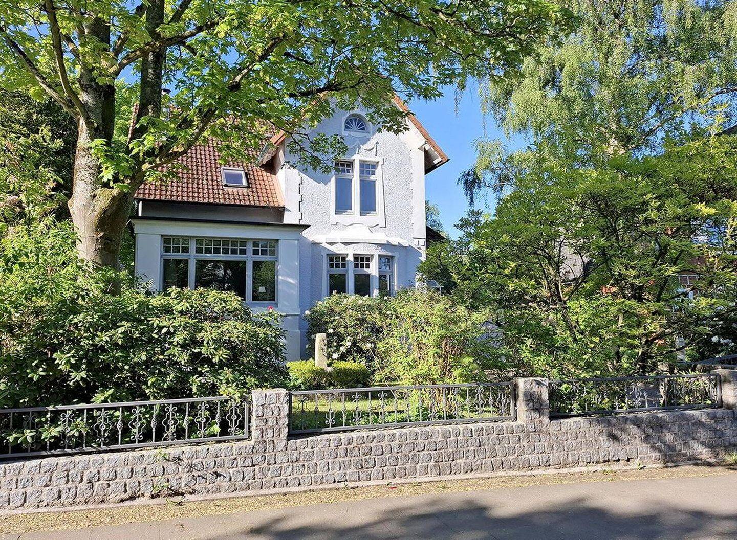 Charmante Jugendstilvilla mit Charakter und Gartenidylle in exklusiver Wohnlage Hamburg-Rahlstedts – Hamburg – Vorschaubild 2
