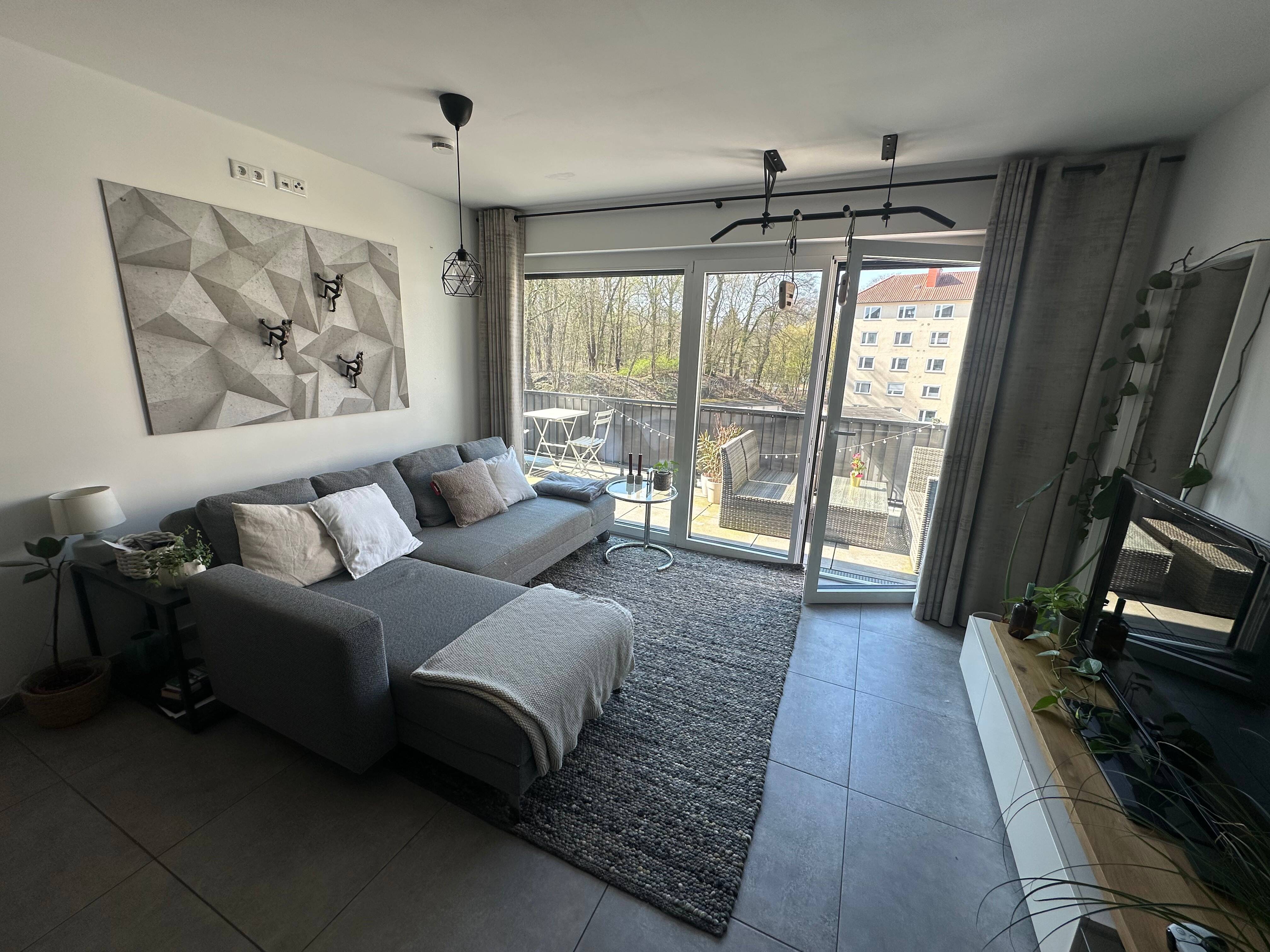 Untermiete 1 Jahr: Zentrale 2-Zimmer Neubauwohnung mit großem Südbalkon in Schlossnähe