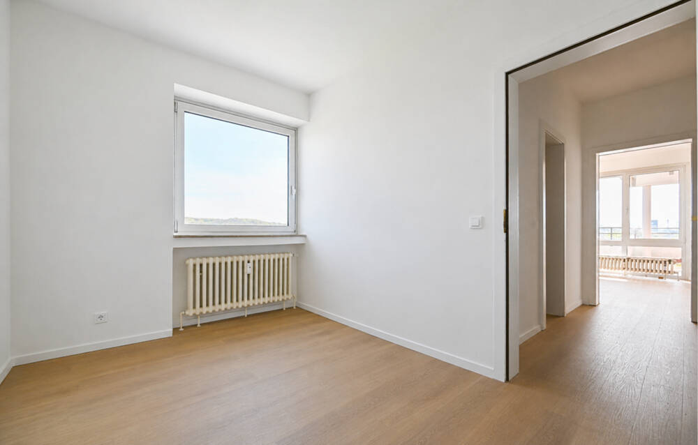 Urban wohnen mit Weitblick: Drei-Zimmer-Wohnung mit Loggia, Balkon und Schwimmbad in Düsseldorf – Düsseldorf – Vorschaubild 8