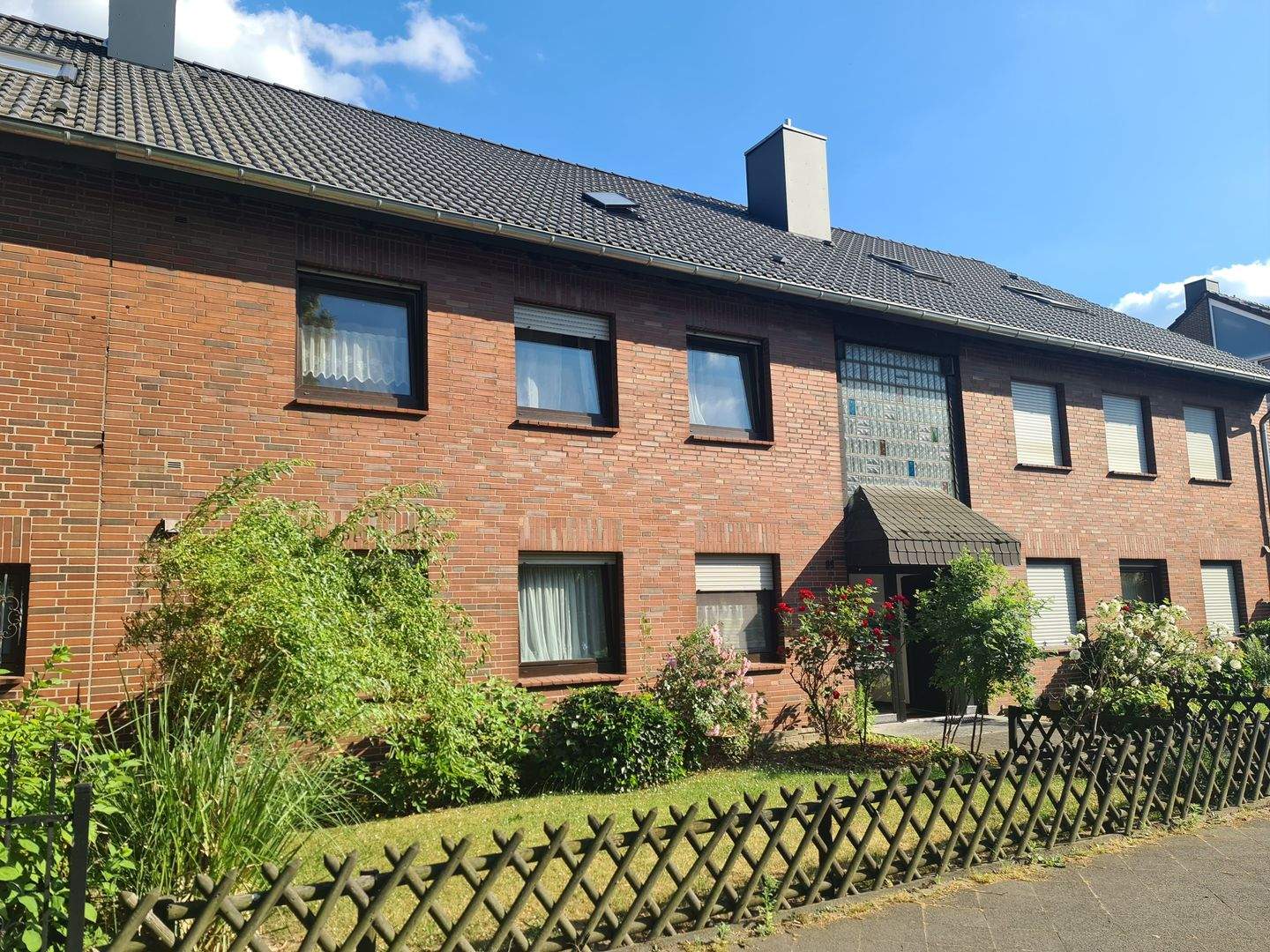 Kleine, freie, feine Dachgeschosswohnung in gepflegtem Mehrfamilienhaus