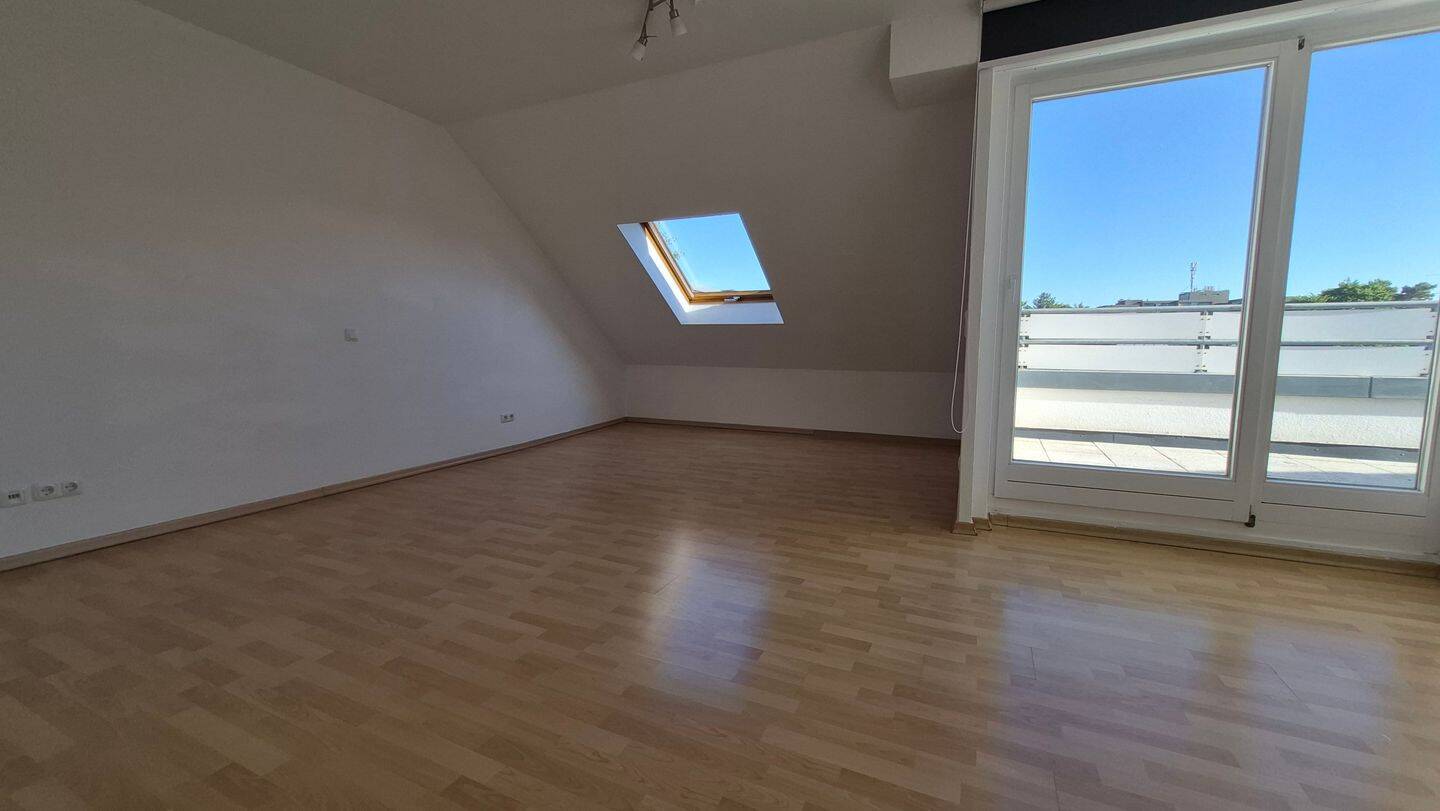 Großzügige und gut geschnittene DG Wohnung in gesuchter Lage direkt am Schmölderpark gelegen. Große Terrasse ! – Mönchengladbach – Vorschaubild 7
