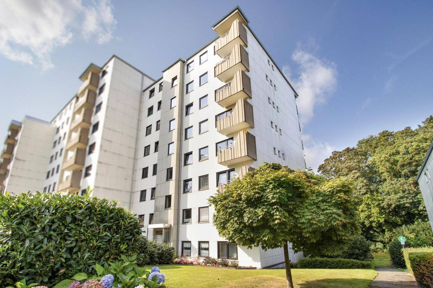 Exklusives Wohnen in Bremen-Lesum: Geräumige 4-Zimmer-Wohnung mit Tiefgarage, Schwimmbad & Sauna – Bremen – Vorschaubild 2