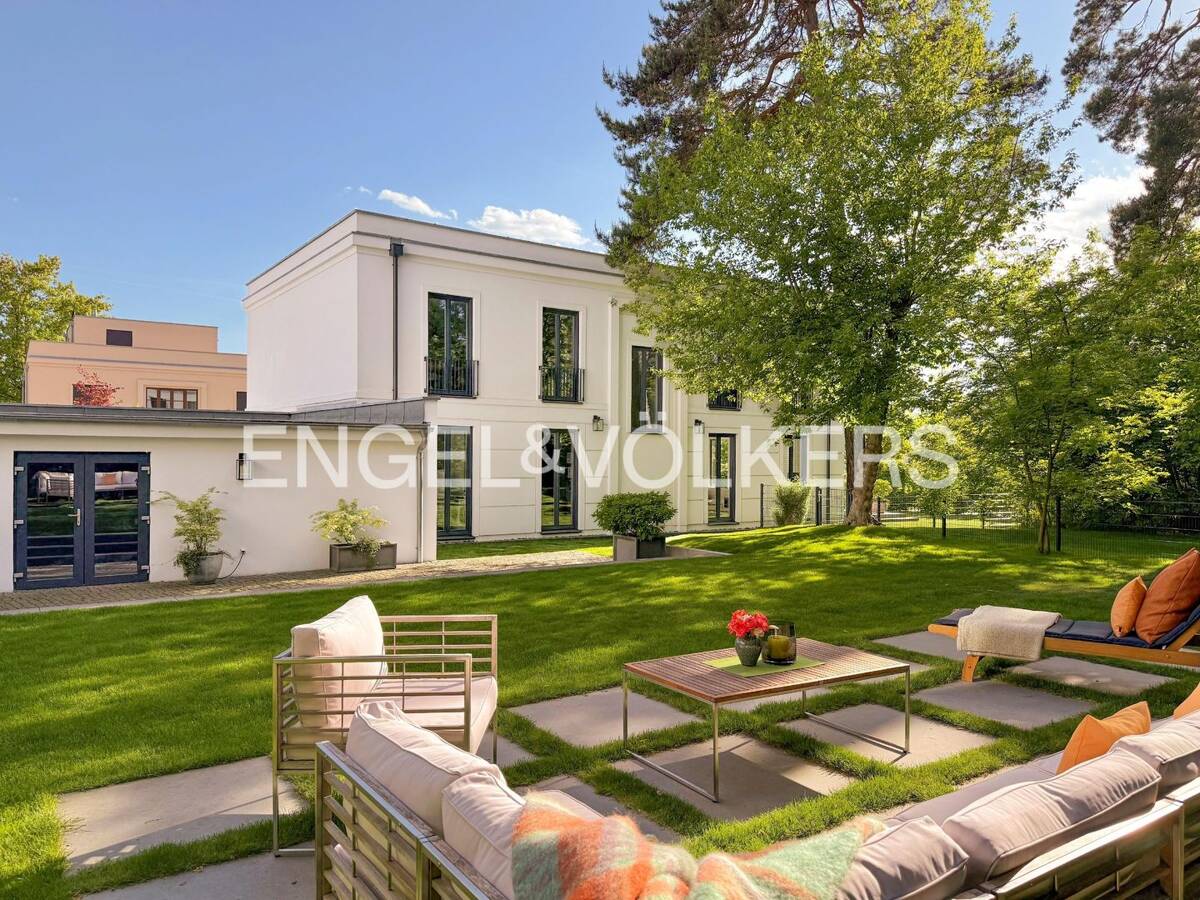 Wohnen zwischen Wald und Wasser - Exklusive Familienvilla in Groß Glienicke – 14476 Potsdam – Bild 1 von 9