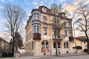 Dachgeschoss mit Charakter: 2-Zimmer-Wohnung mit Aufzug und Carport-Stellplatz in Dresden-Pieschen