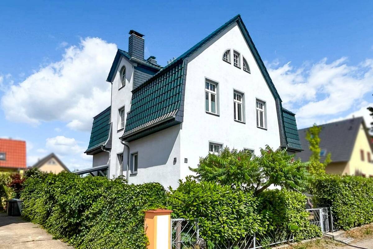 Wird bezugsfrei: Modernisierte 4-Zimmer-Wohnung mit Garten-Oase & Outdoorküche in Berlin Blankenburg – 13129 Berlin – Bild 1 von 9