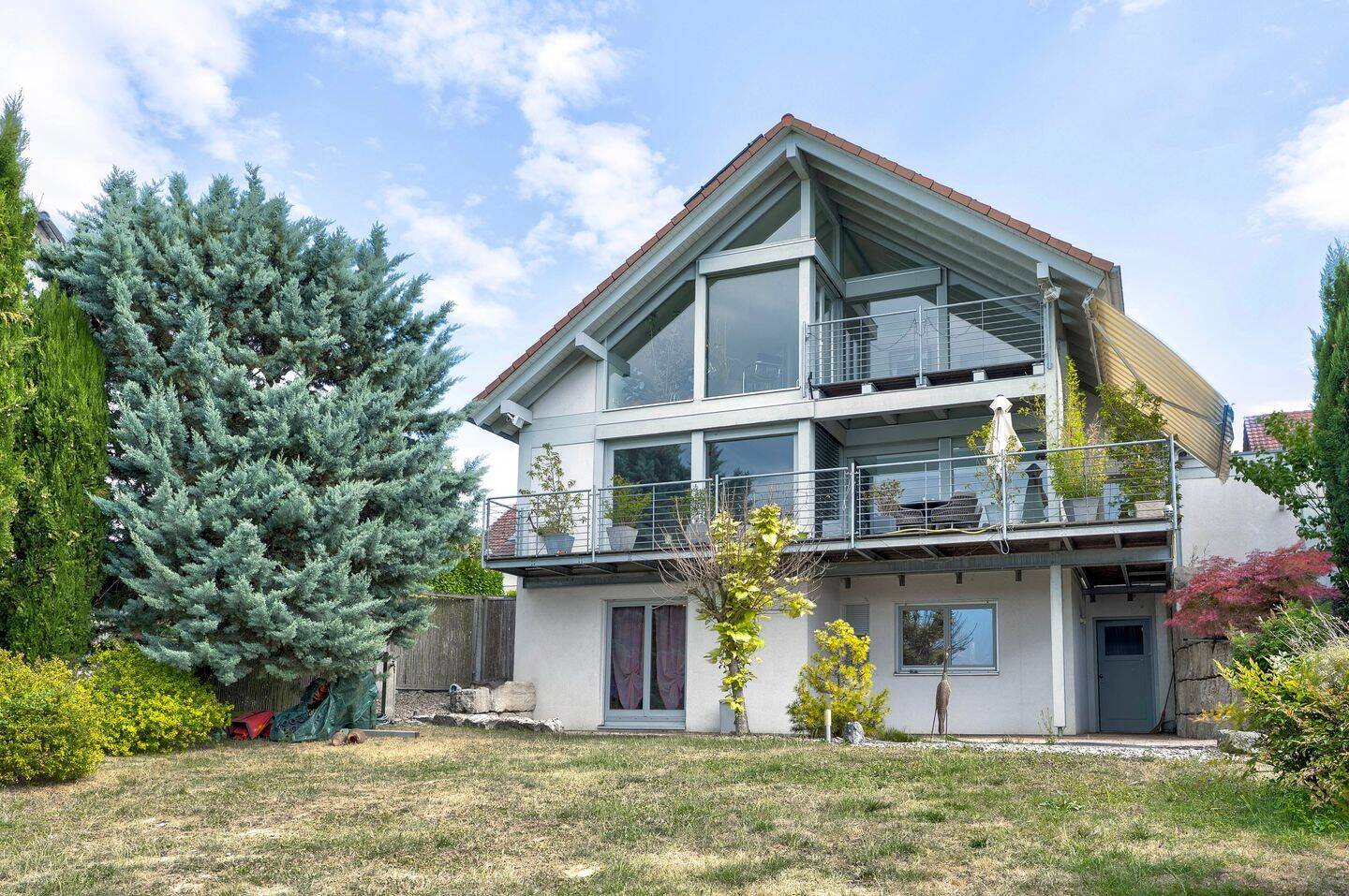 Lichtdurchflutetes Einfamilienhaus mit Galerie, Rheintalblick und nachhaltigem Energiekonzept