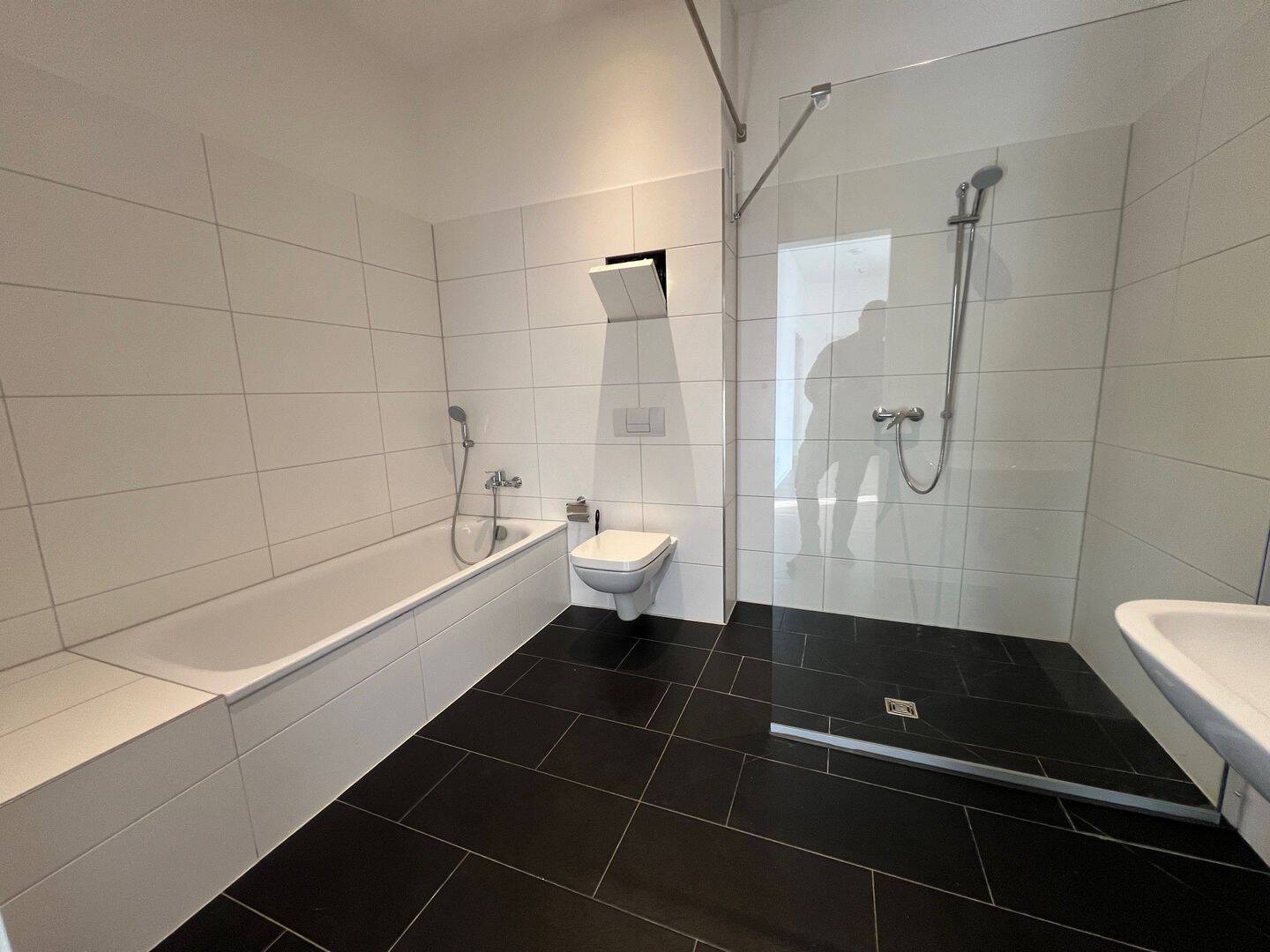 Frei ab 1.10.26 / Balkon an der Küche / Wanne + Dusche / hochwertig saniert u.v.m. – Chemnitz – Vorschaubild 5