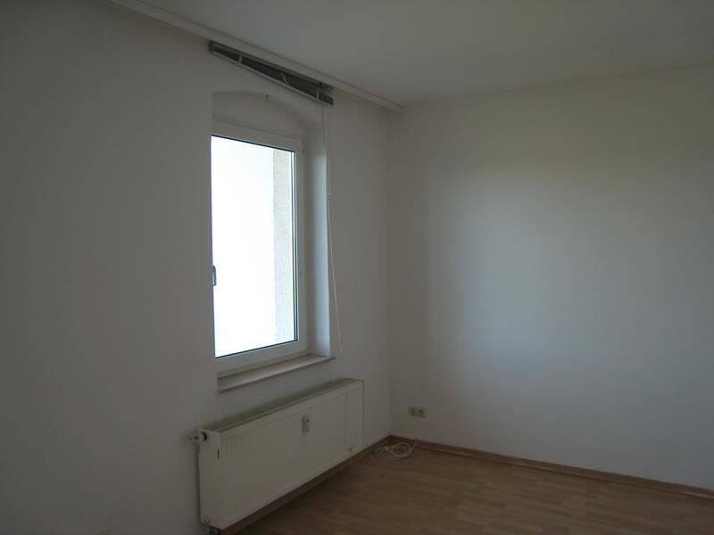 Große 2-Zimmer mit Laminat, Wannenbad, Stellplatz und Balkon in ruhiger Lage! EBK mgl. – Chemnitz – Vorschaubild 6