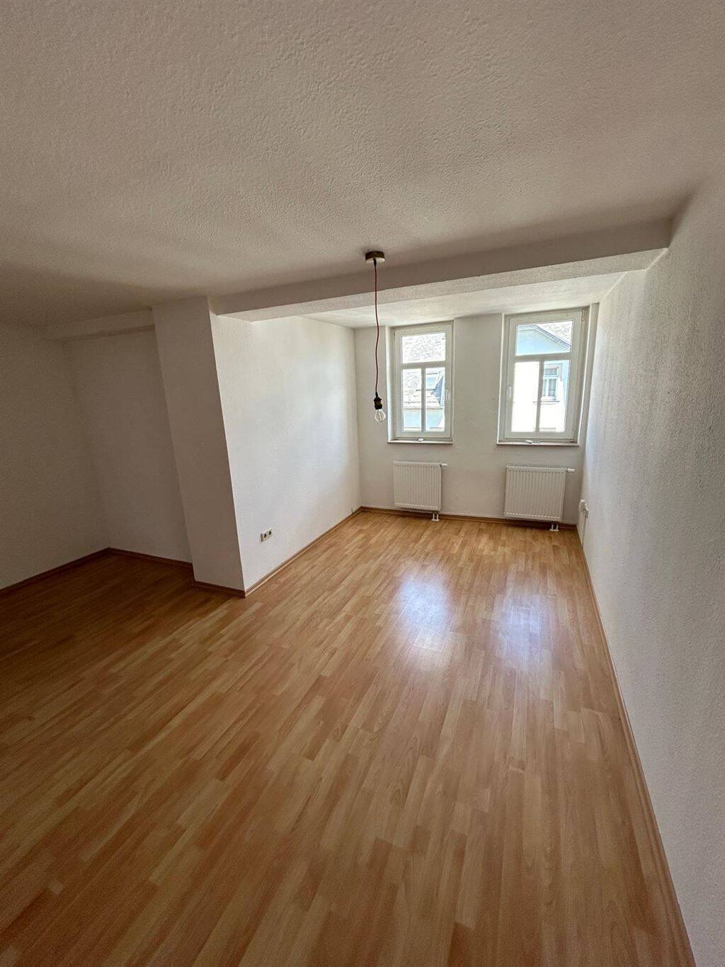 Großzügige und vermietete 2-Zi. mit Laminat, Balkon, EBK und Wanne in zentraler Lage – Chemnitz – Vorschaubild 9