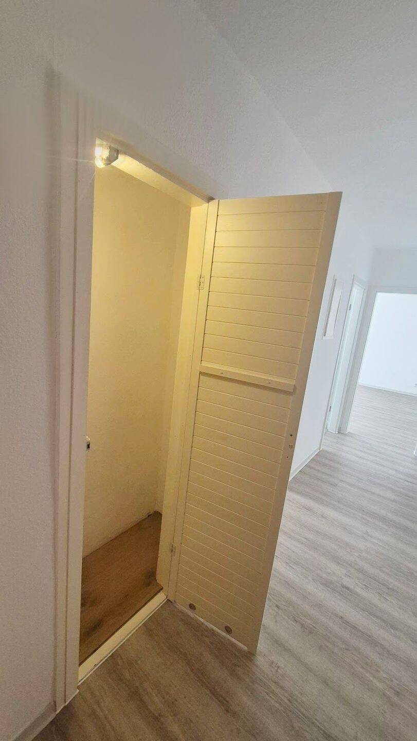 Zentral & ruhig mit Blick ins Grüne: Helle 2 Zimmer + Einbauküche + Laminat + Bad mit Fenster – Rostock – Vorschaubild 7