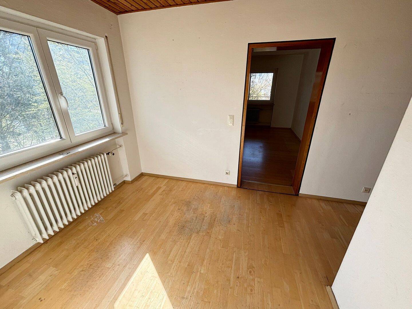 MIT BLICK INS GRÜNE: SAN.-BEDÜRFTIGE 2-ZI-ETW MIT SÜDBALKON, LIFT UND TG-STELLPLATZ IN ER-BÜCHENBACH – Erlangen – Vorschaubild 6