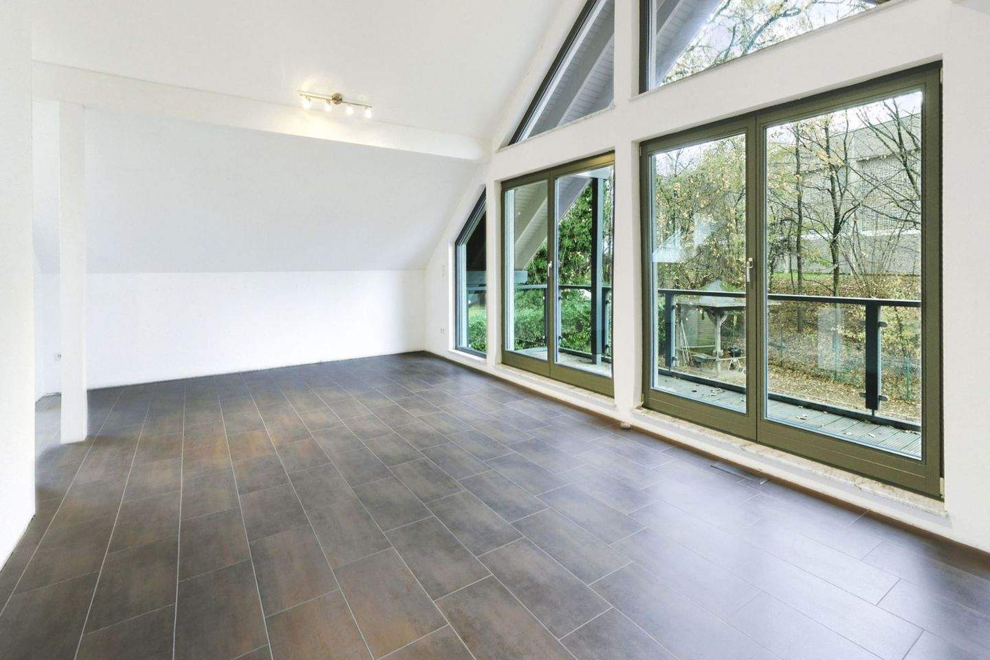 Architektonische Moderne trifft Energieeffizienz: flexibles Wohnen auf höchstem Niveau in Quettingen – Leverkusen – Bild 1 von 9