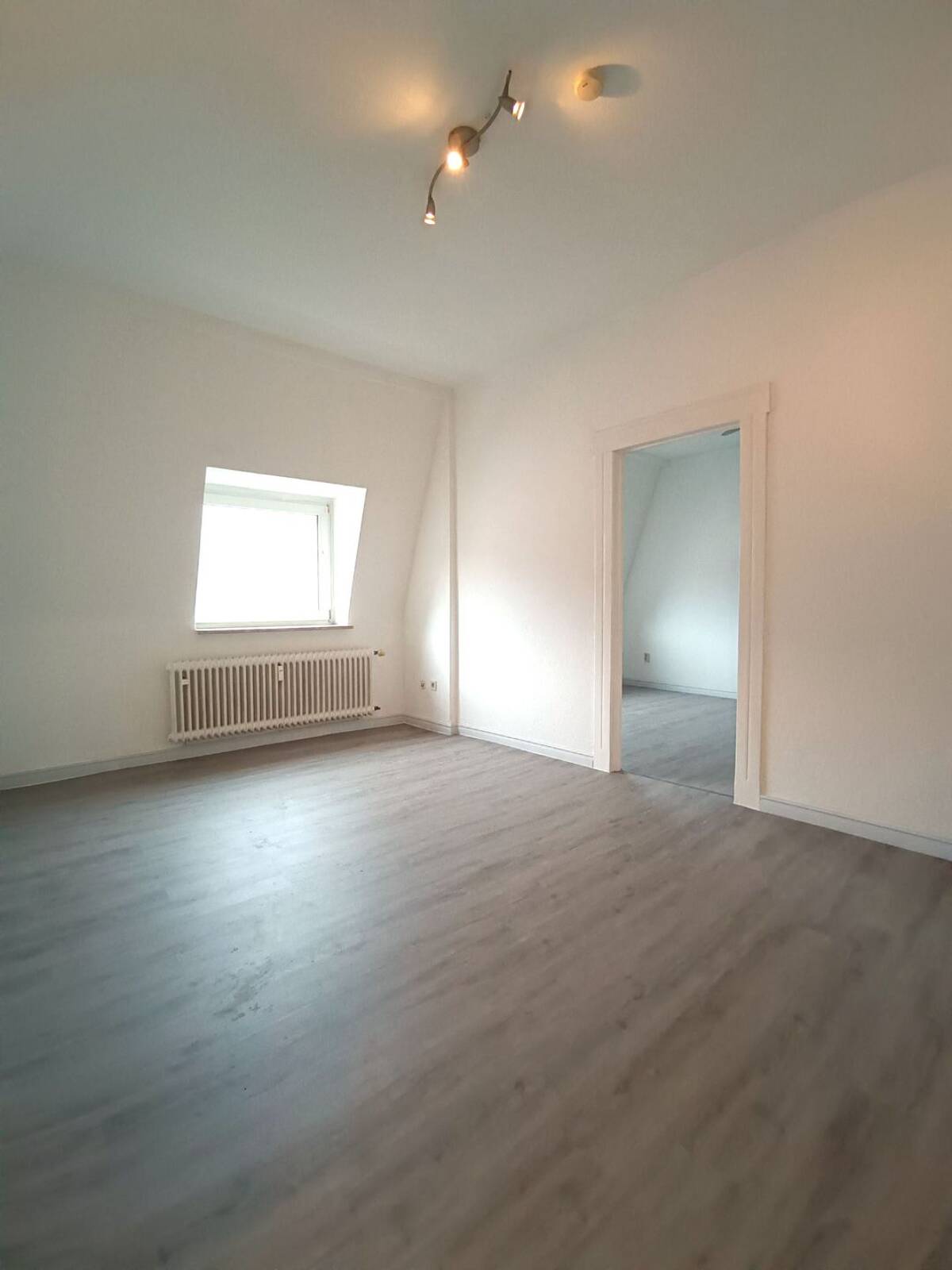 DU-Untermeiderich, Metzerstraße 38 - 2 Zimmer-Wohnung im 3. OG zeitnah zu mieten !! – 47137 Duisburg – Bild 1 von 9