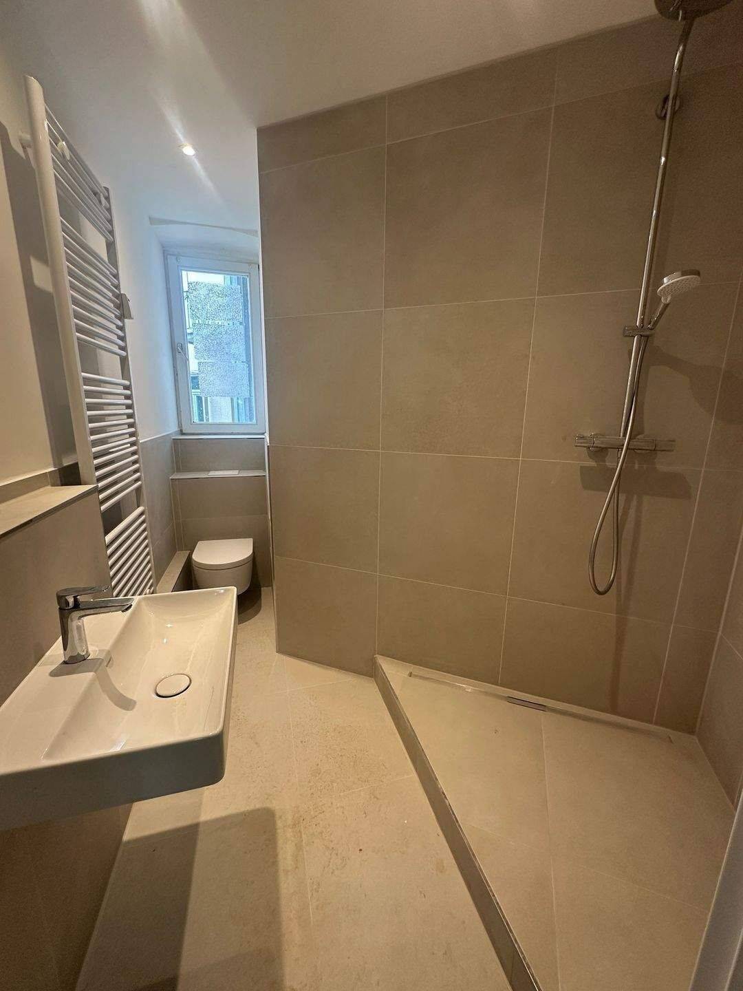 Erstbezug Schlosschemnitz- sanierte 4-Zimmer Wohnung, Balkon, Glasdusch, Erker, nähe Klinikum -Bushaltestelle vor der Türe – Chemnitz – Vorschaubild 2